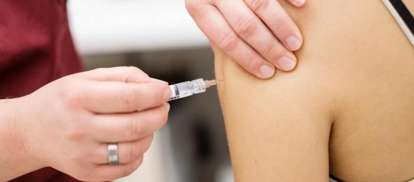 Ένα διαφορετικό προνόμιο: Σε αυτό το μέρος αν κάνεις το εμβόλιο παίρνεις δώρο έναν... μπάφο!